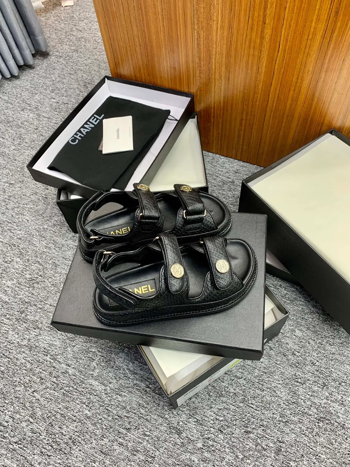 👟👟Ex-factory price 480👟👟 👑Crown👑Top purchasing version✈️ CHANEL Xiaoxiang 2022 spring and summer latest season double C Velcro casual sandals! Summer beach sandals 🏖️! A sandal that is super comfortable on your feet! A must-have classic! ✊Adhere to the original 1:1 mold customization! Feel free to compare! Give you a genuine foot feel! The first choice for high-end customers to purchase ❤️ [Material] 👑 Fabric: Original customized pebbled cowhide/satin buckle 👑 Lining: Original imported water-dyed sheepskin 👑 Outsole: Original open-molded genuine leather outsole [Number of yards] 35-41 (⚠️34/41 needs to be customized, non-refundable and non-exchangeable) [Packaging] 🎁Configured with original packaging